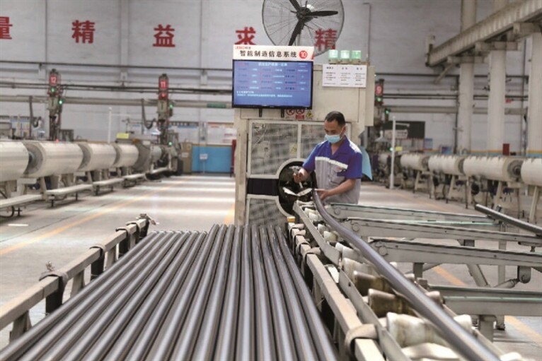 河南联塑实业有限公司员工对新产品进行质量检测 通讯员(苏凯歌 摄) 河南联塑实业有限公司员工对新产品进行质量检测 通讯员(苏凯歌 摄)