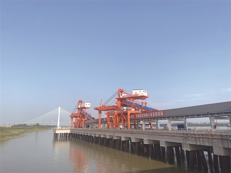 湖北荆州煤炭铁水联运储配基地一期码头 记者 余惠玲摄