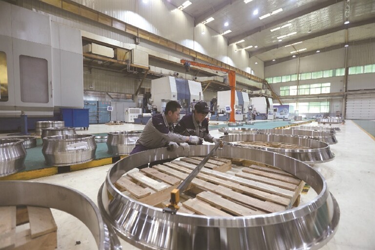 瓦轴集团特大型轴承生产现场通讯员（鞠家田 摄）