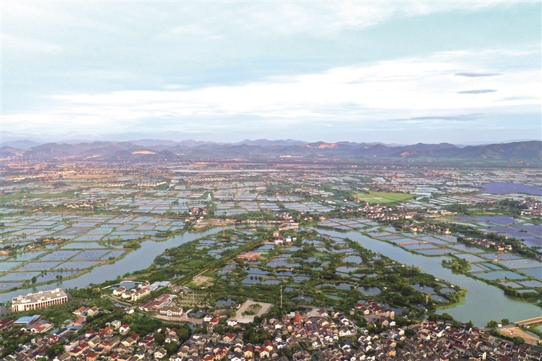 俯瞰浙江湖州南浔区和孚镇桑基鱼塘(通讯员 张斌 摄) 俯瞰浙江湖州南浔区和孚镇桑基鱼塘(通讯员 张斌 摄)