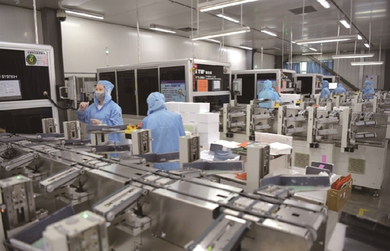 晶海洋半导体材料(东海)有限公司单晶硅片生产现场(韩晓明摄) 晶海洋半导体材料(东海)有限公司单晶硅片生产现场(韩晓明摄)