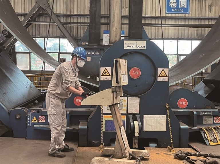 在福船一帆车间,工人对钢板进行卷圆加工。(通讯员 陈似虹 摄) 在福船一帆车间,工人对钢板进行卷圆加工。(通讯员 陈似虹 摄)