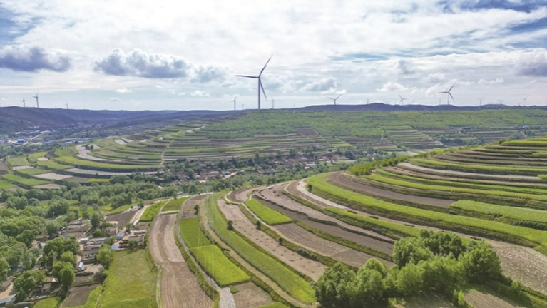 通渭风电机组高耸云端 通讯员 张赛摄 通渭风电机组高耸云端 通讯员 张赛摄