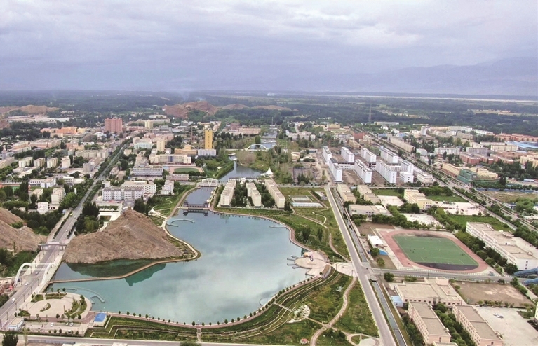 俯瞰乌什县城通讯员 李铁林摄