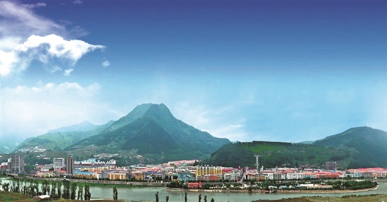 隔江远眺临江市区美景 通讯员 临萱摄