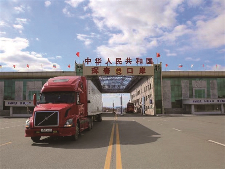 满载货物的车辆驶进珲春口岸通讯员 珲宣摄