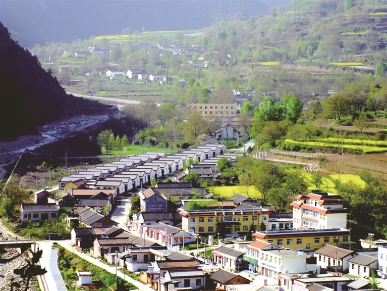 坐落在青山绿水间的两当县新农村 通讯员 当轩摄