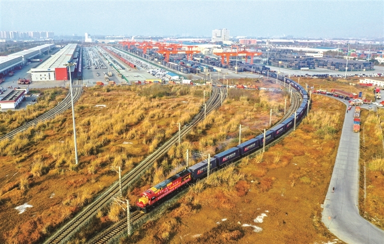 中欧班列（成渝）第一趟列车从成都国际铁路港驶出。