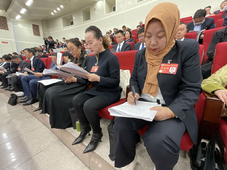 列席的政协委员听取《政府工作报告》（申维祖 摄）