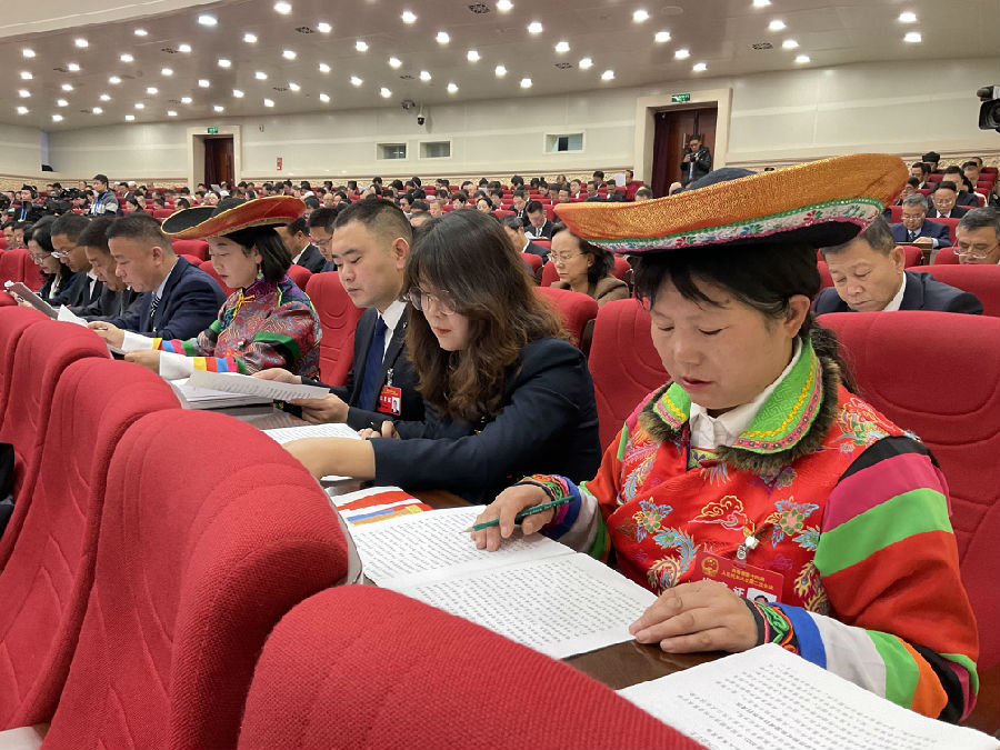 与会代表认真聆听《政府工作报告》（申维祖 摄）