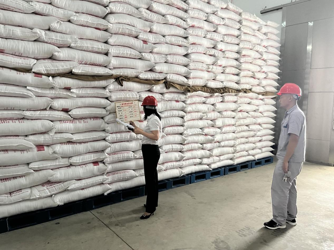 农发行徐闻县支行工作人员在大黄粮库查库现场（龙文杰 摄）