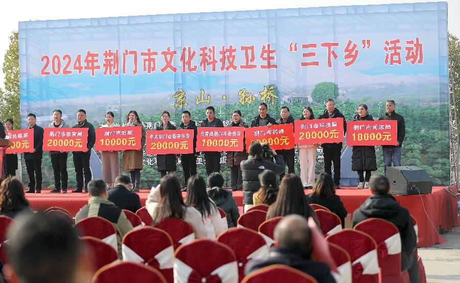 图为活动现场捐赠环节（胡冰清 摄）