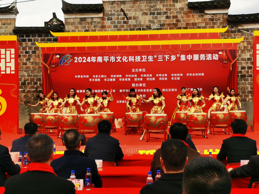 南平市文化科技卫生“三下乡”集中服务活动现场照（高华 摄）