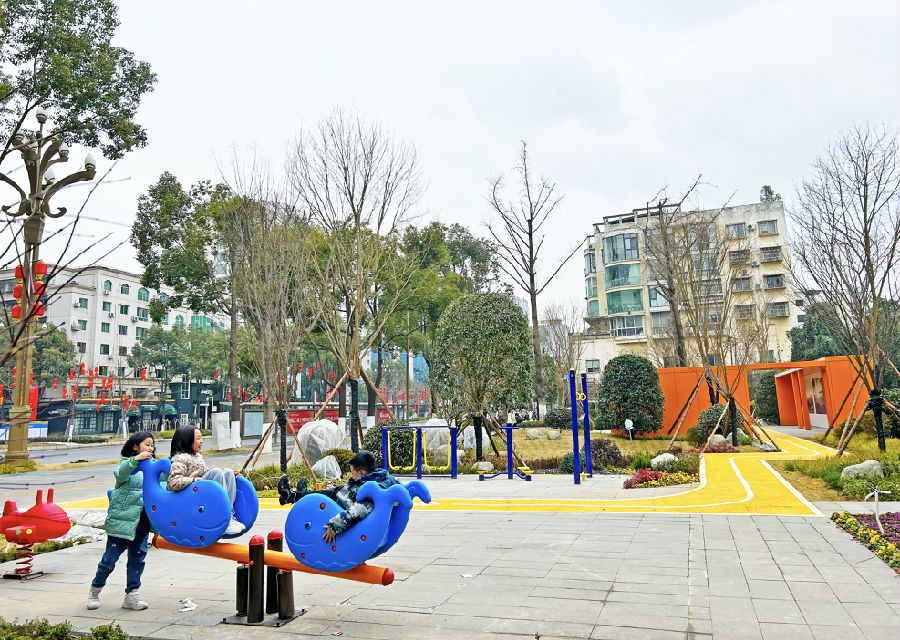 边角地焕“颜”“口袋公园”（吕梅 摄）