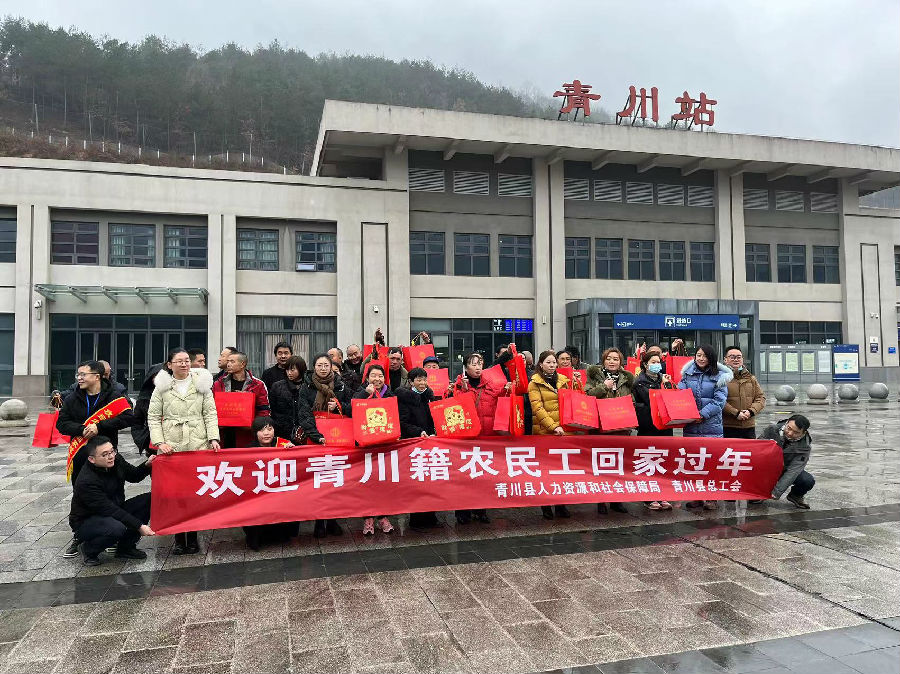 图为接驳现场（鄢怀林 摄）