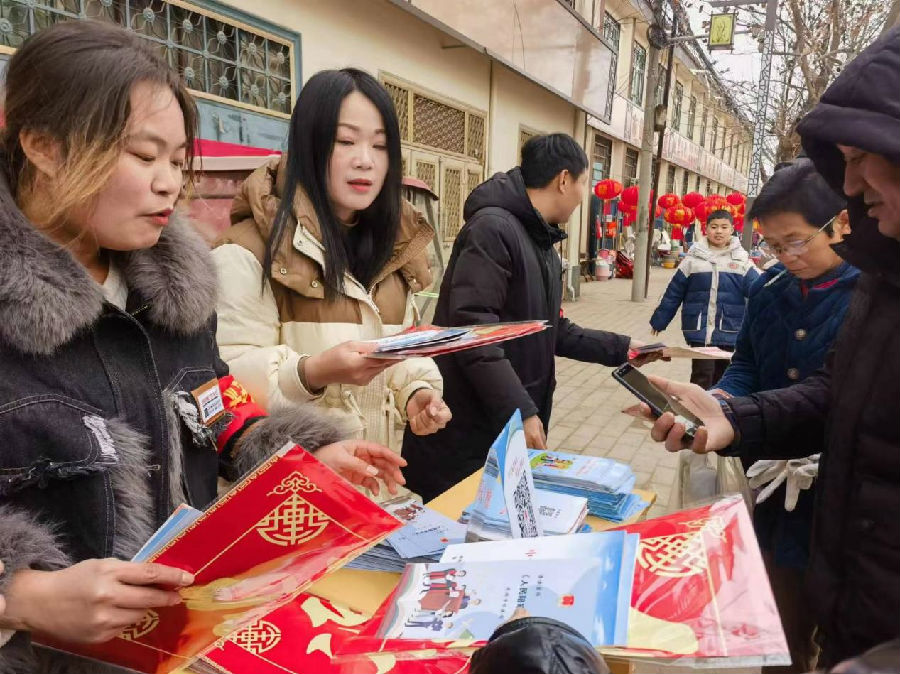 法治宣传活动现场（张雪岩 摄）