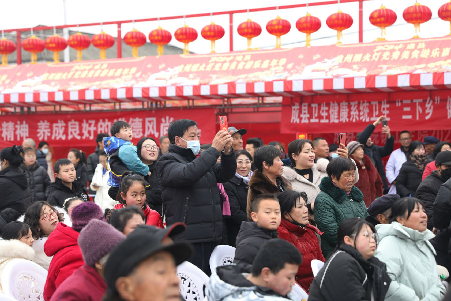 村晚现场群众记录美好瞬间（陈海龙 摄）