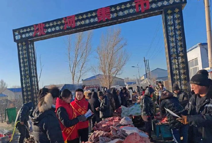 白城农商行网点人员走进乡镇集市进行宣传（王威民 摄）