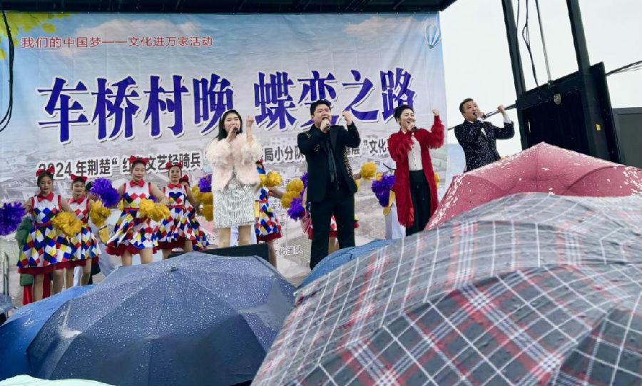 图为黄石市歌舞剧院带来的《相亲相爱》表演 （明月新 摄）