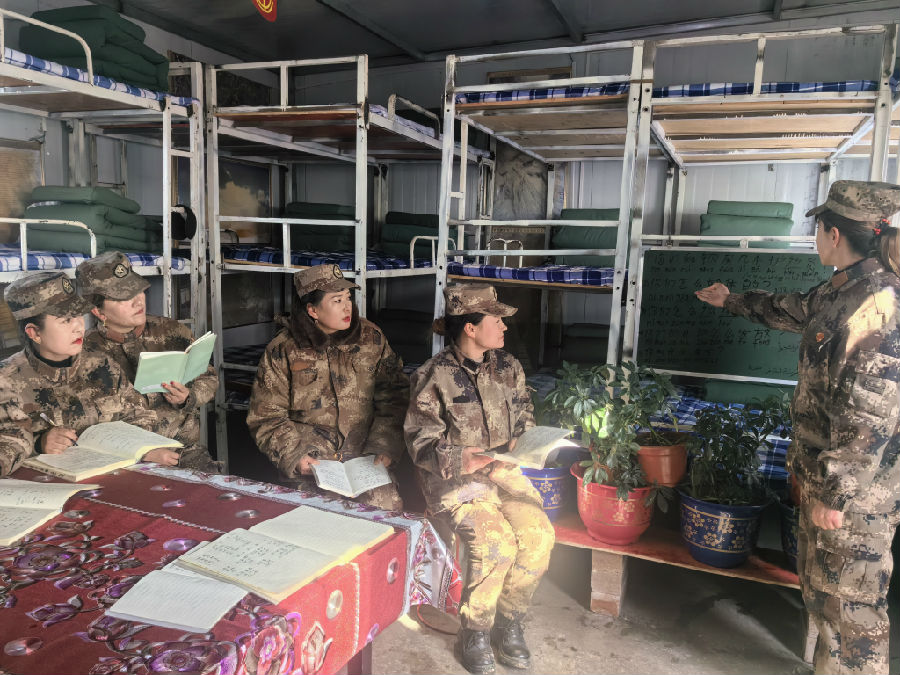 图为阿孜古丽·热依木在教姐妹们学习国语（查燕荣 摄）