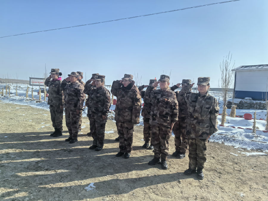 图为女子护边员在进行队列训练（查燕荣 摄）