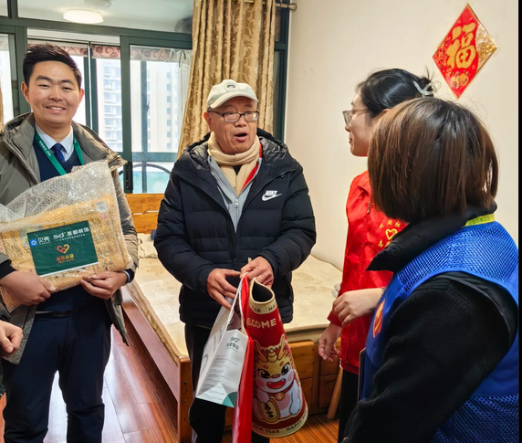 观澜社区开展困难党员、群众入户走访慰问活动（花晓瑄 摄）