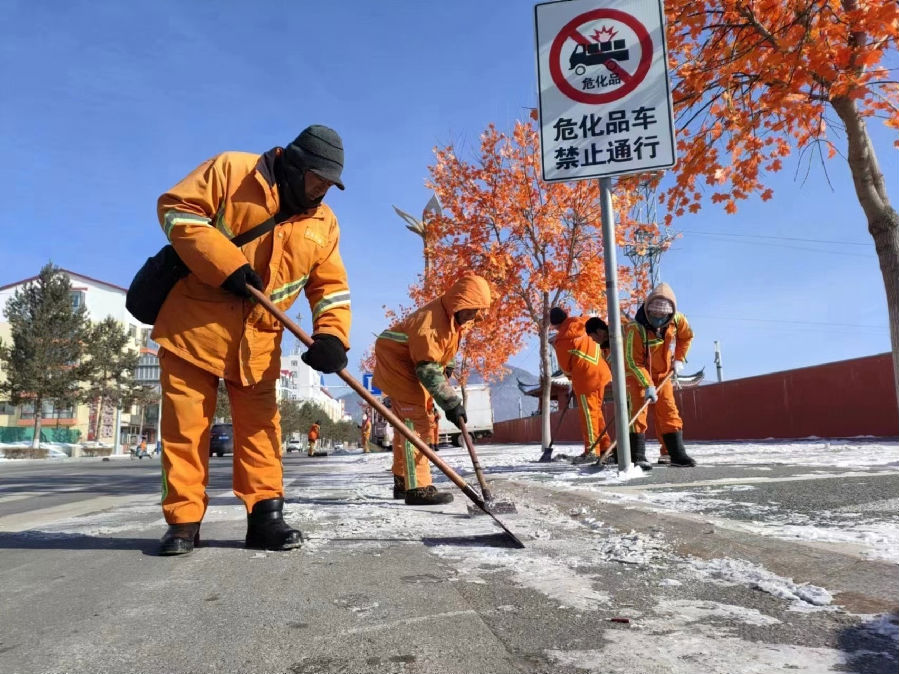 清理路面积雪积冰（张洪超 摄）