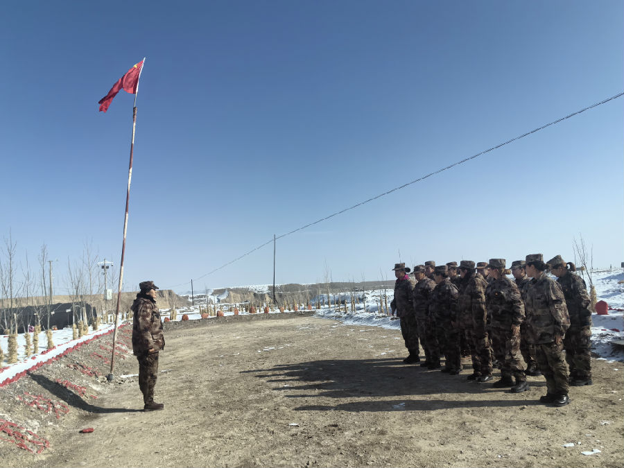 图为女子护边员在进行队列训练（查燕荣 摄）