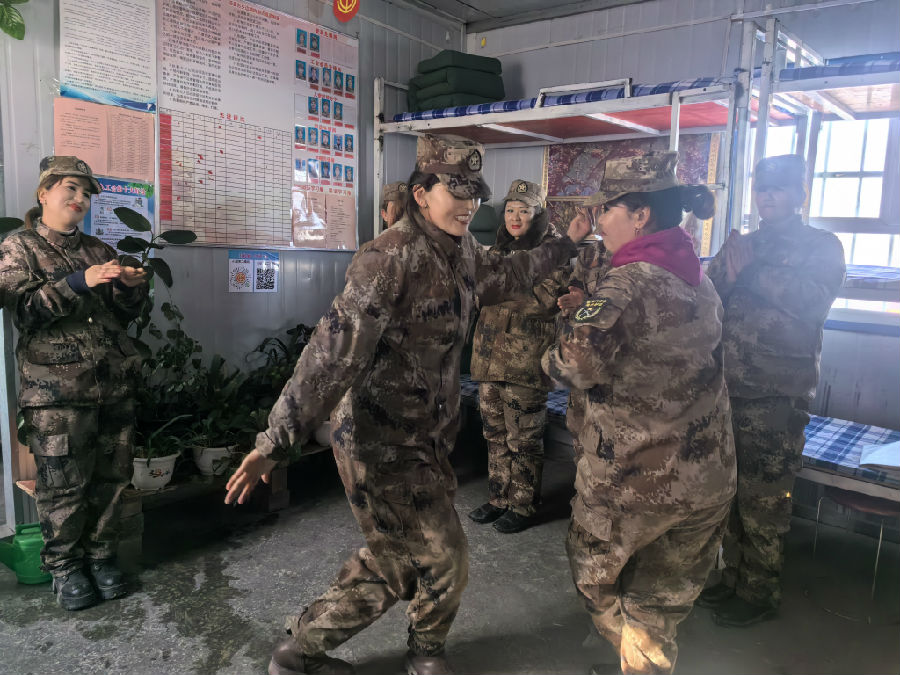 图为古丽布韦·伊斯热依力和姐妹们在休息时间舞蹈娱乐（查燕荣 摄）