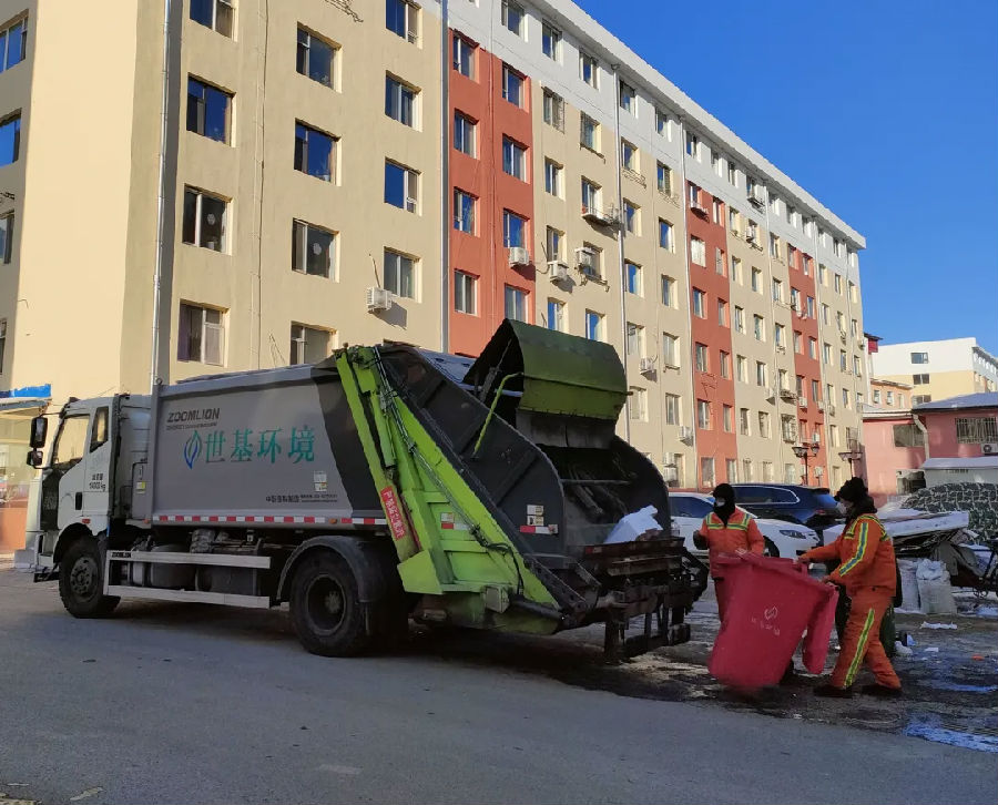 及时收运生活垃圾（张洪超 摄）