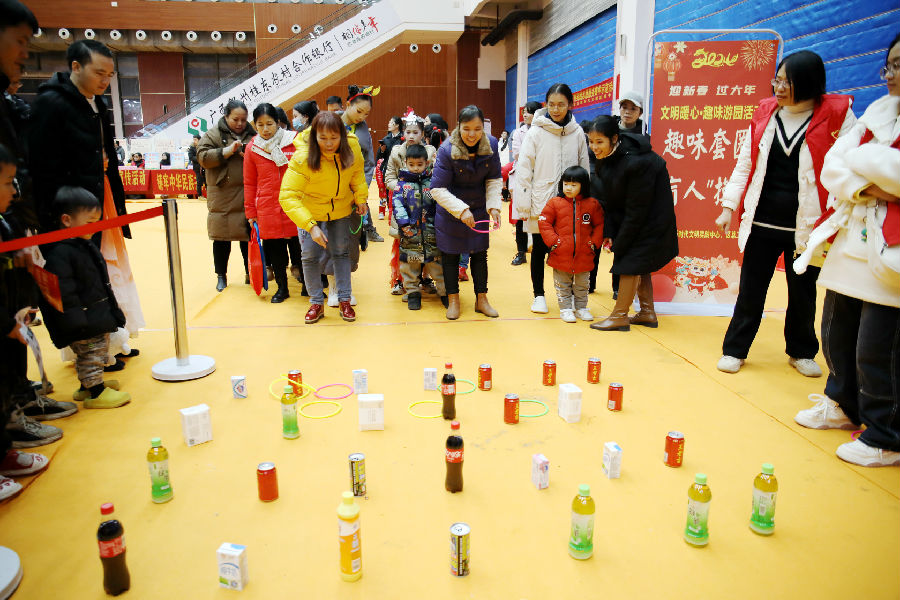 图为群众参加趣味套圈等系列游戏（陶胜平 摄）