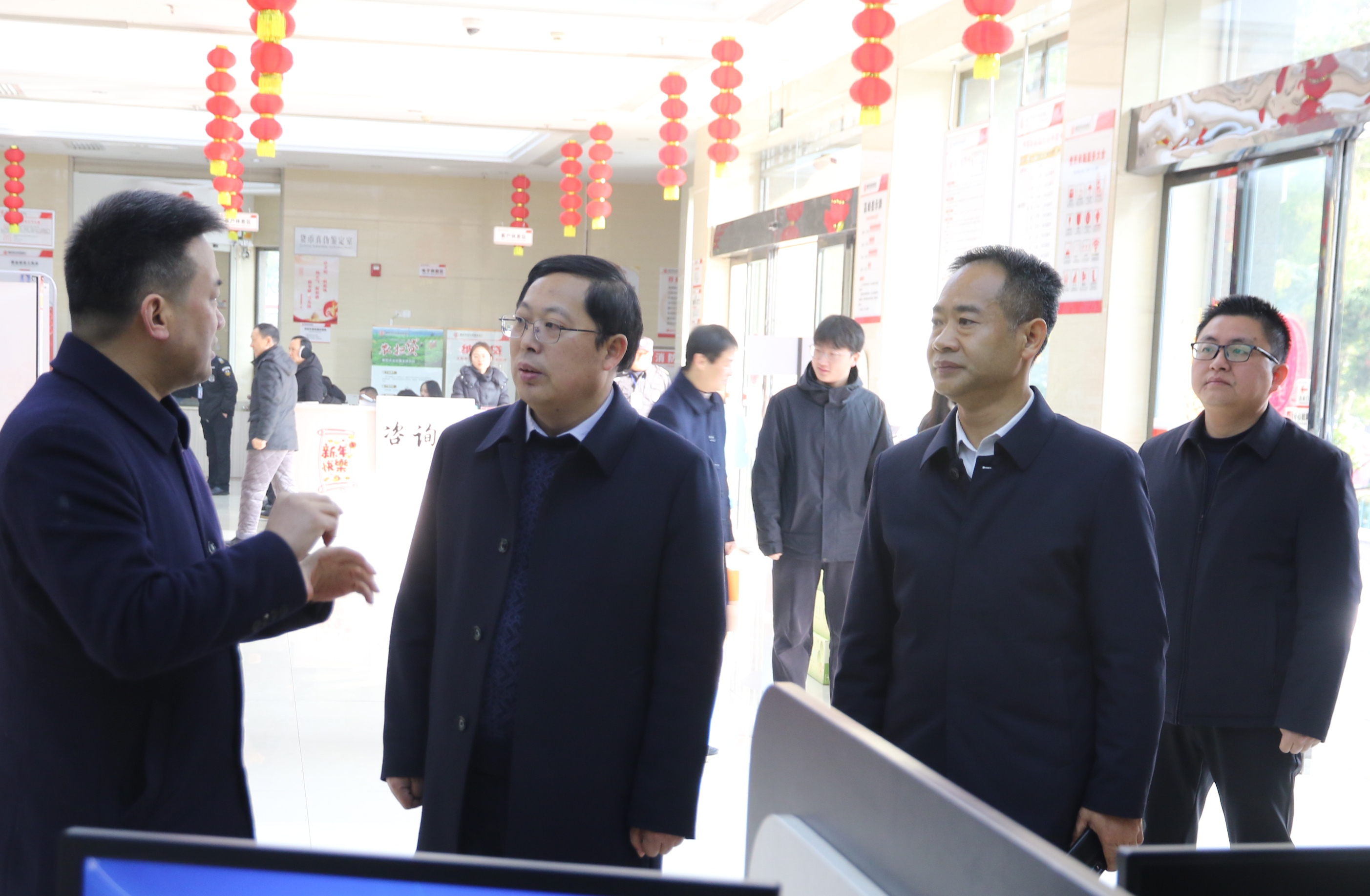 华容县委书记陶伟军一行深入华容农商银行看望慰问一线工作人员（林青 摄）