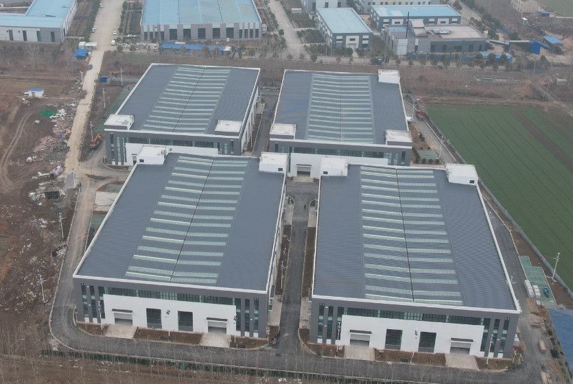 新集镇工业集中区二期工程在进行厂房内部装修（殷开军 摄）