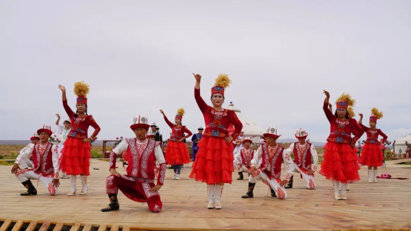 图为唱响英雄史诗《玛纳斯》（阿轩 摄）