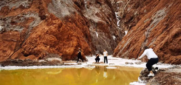 图为泻湖盐山（阿轩 摄）