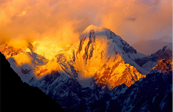 图为天山最高峰托木尔峰（阿轩 摄）