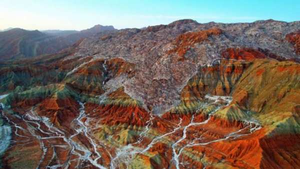 图为“西域白山”（阿轩 摄）