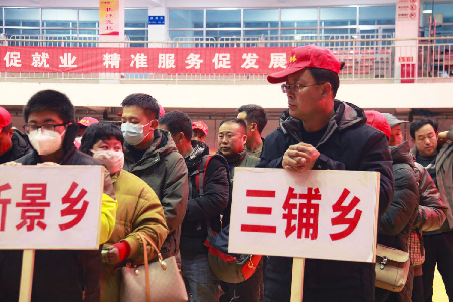 县体育馆内已经站满了即将出发前往青岛、兰州的务工人员。（田倩倩 摄）