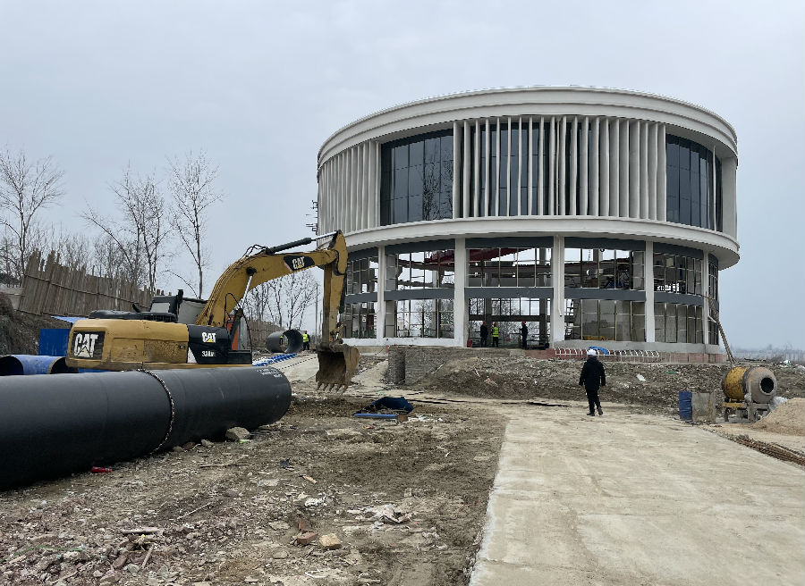 图为原水取水项目建设现场，机械在进行绿化等配套项目施工 （王悦 摄）