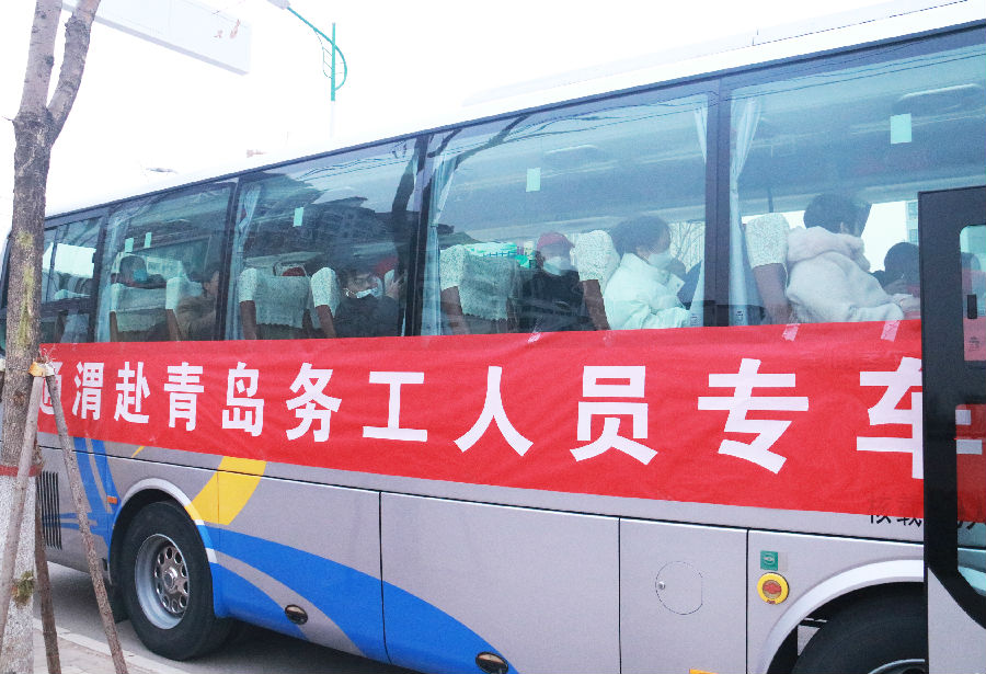点对点输转大巴 （田倩倩 摄）