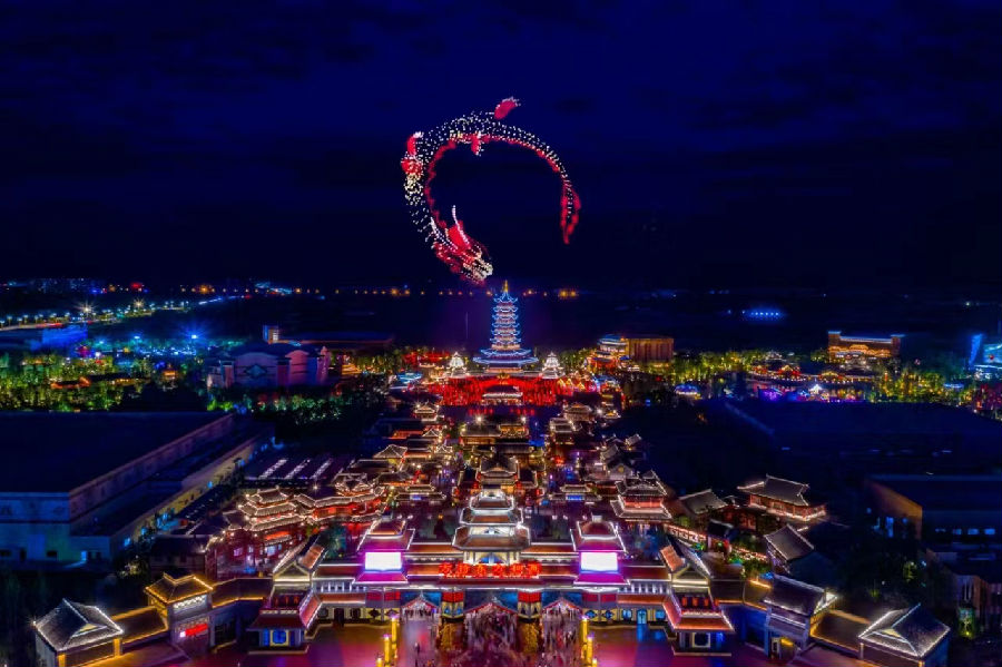 绵阳方特“飞龙在天”无人机秀（张俊华 摄）