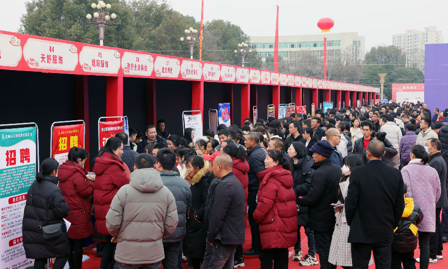 图为招聘现场（李勤 摄）