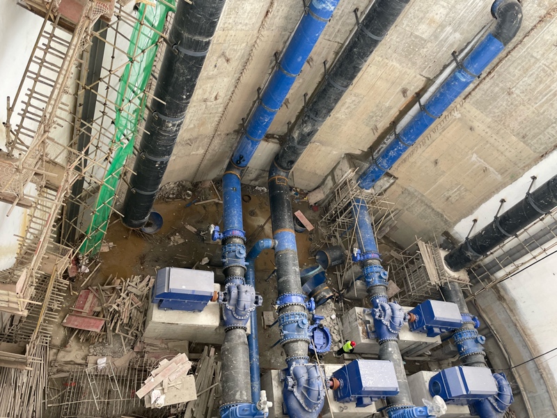 图为工人在取水泵房里调试取水设备 （王悦 摄）