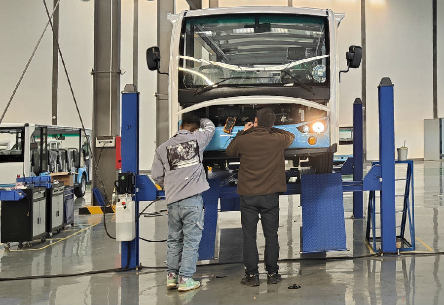 忙碌的生产场景（李霞 摄）