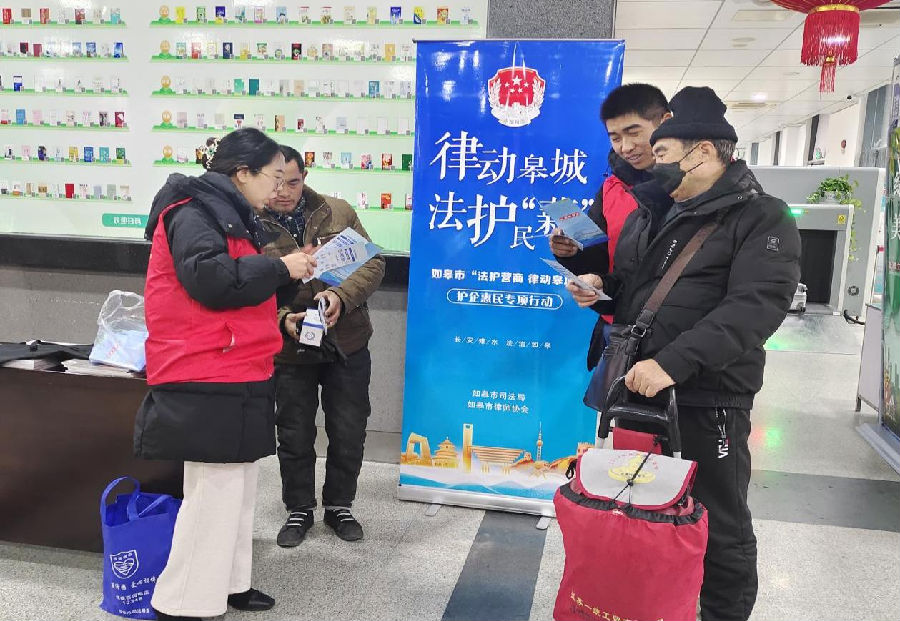 现场活动人员积极向乘客普法（浦红霞 摄）