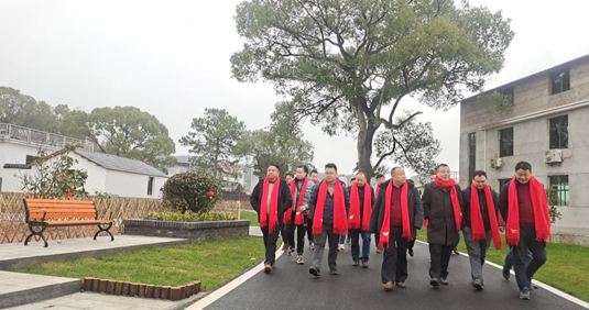 乡贤代表参观美丽乡村建设点 （龚秋莲 摄）