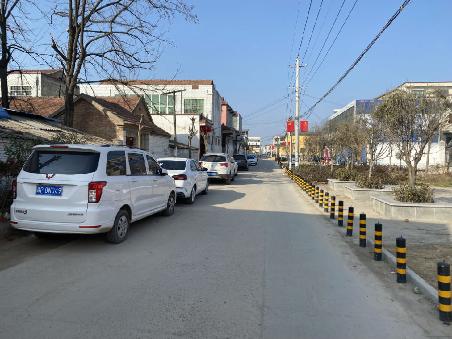  平店村一条南北街道加宽后的现状 （赵永昌 摄）