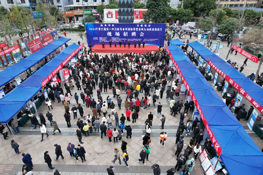 图为招聘会现场 （冯春艳 摄）