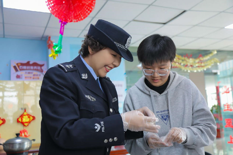 图为阿克苏市公安局禁毒民警与社区干部一起包元宵 （库尔班 摄）