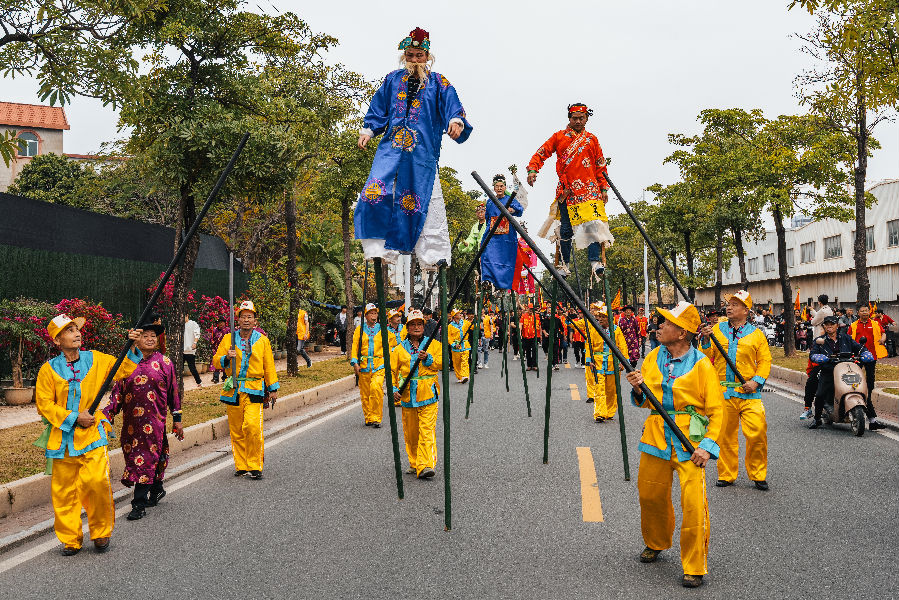 塘边社区高跷巡游 （杨纪翔 摄）